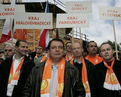Jií Paroubek a jeho spolustraníci pi pedvolební kampani. 